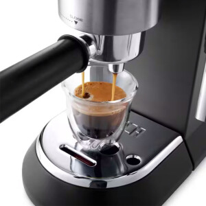 DeLonghi EC685.BK Dedica Style – Espresso Siebträgermaschine, Espressomaschine mit professionellem Milchaufschäumer, nur 15 cm breit, für Kaffeepulver oder ESE Pads, 1 l Wassertank, schwarz